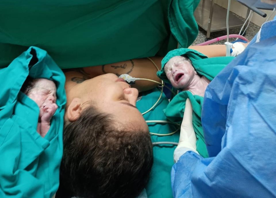 Jovem dá à luz trigêmeas após gravidez rara em RO: 'Tudo deu certo'