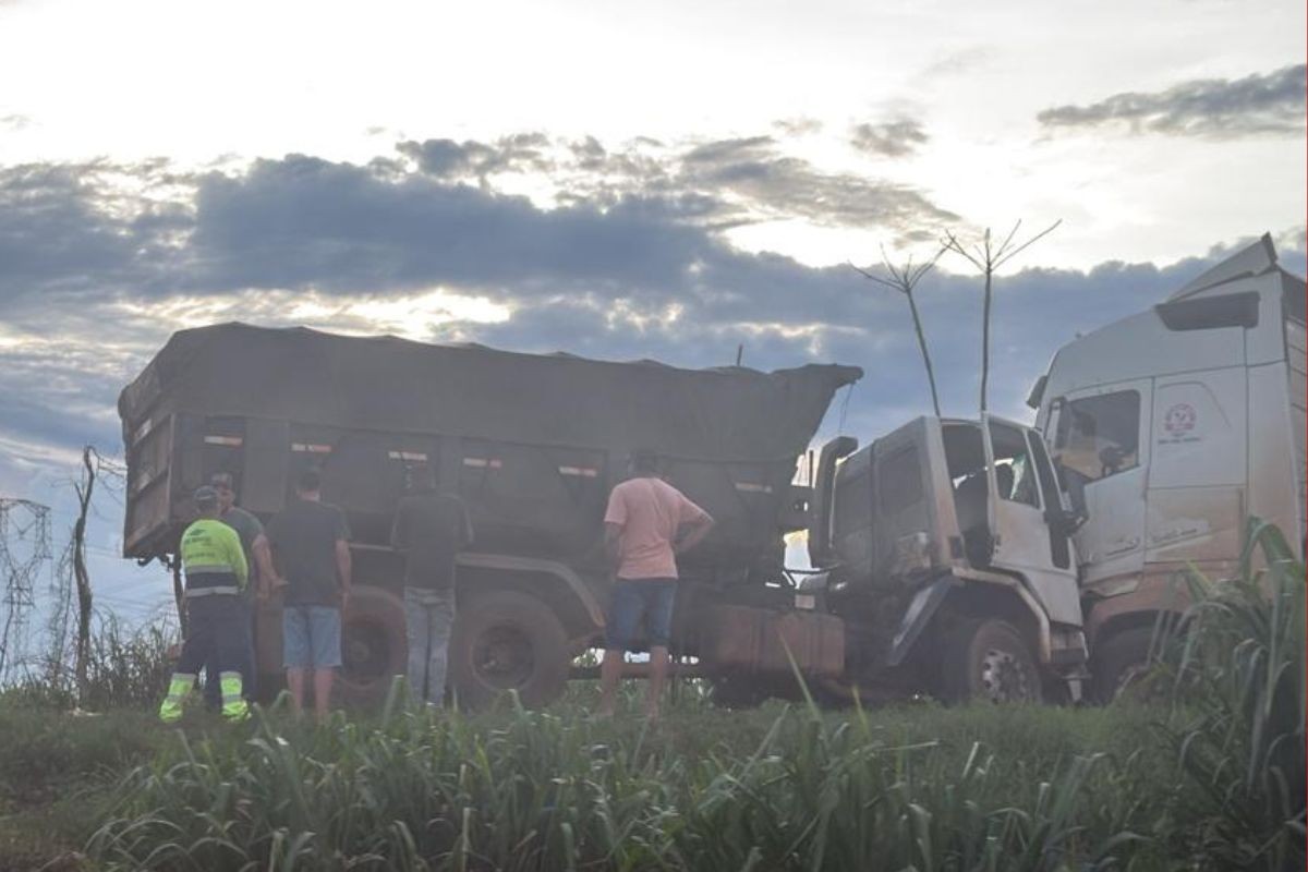 Motorista de caminhonete morre em acidente com três carretas na BR-163 em MT
