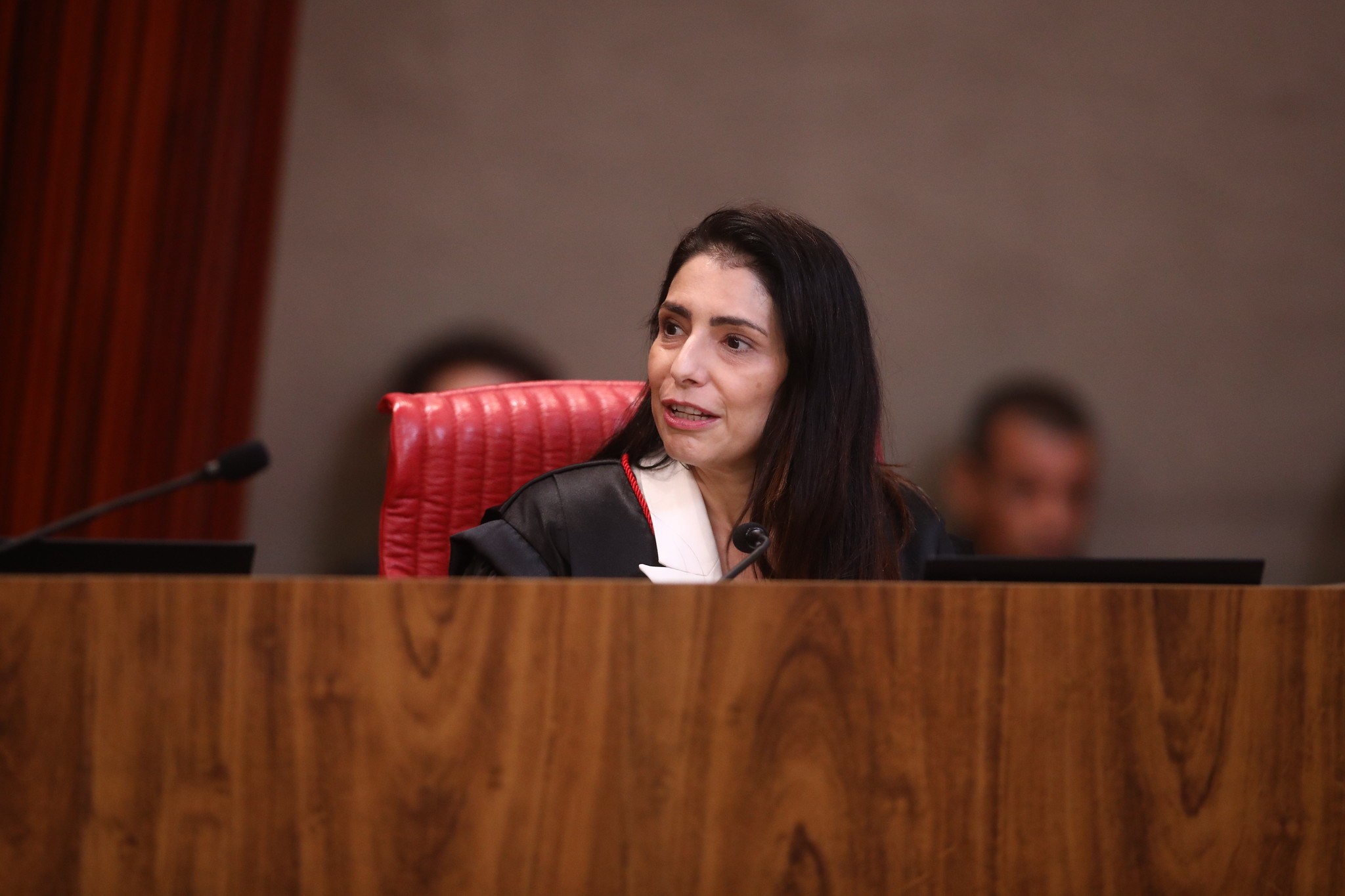 Em sessão, Estela Aranha relata sobrecarga no TSE e diz despachar até 50 processos por dia