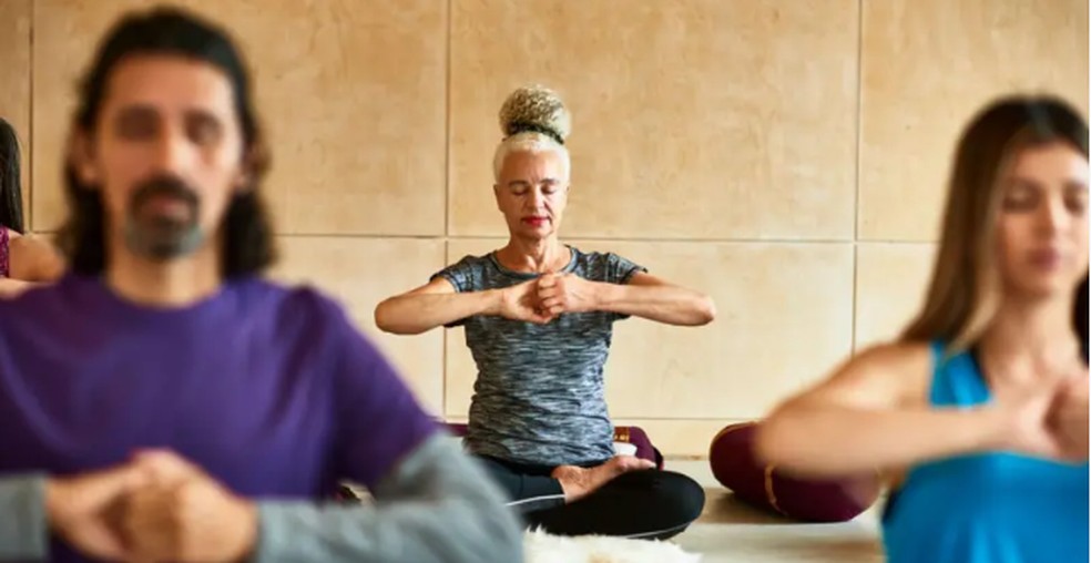 Uma série de pesquisas recentes revela que a ioga ajuda não só a saúde física, mas também a saúde mental — Foto: Getty Images via BBC