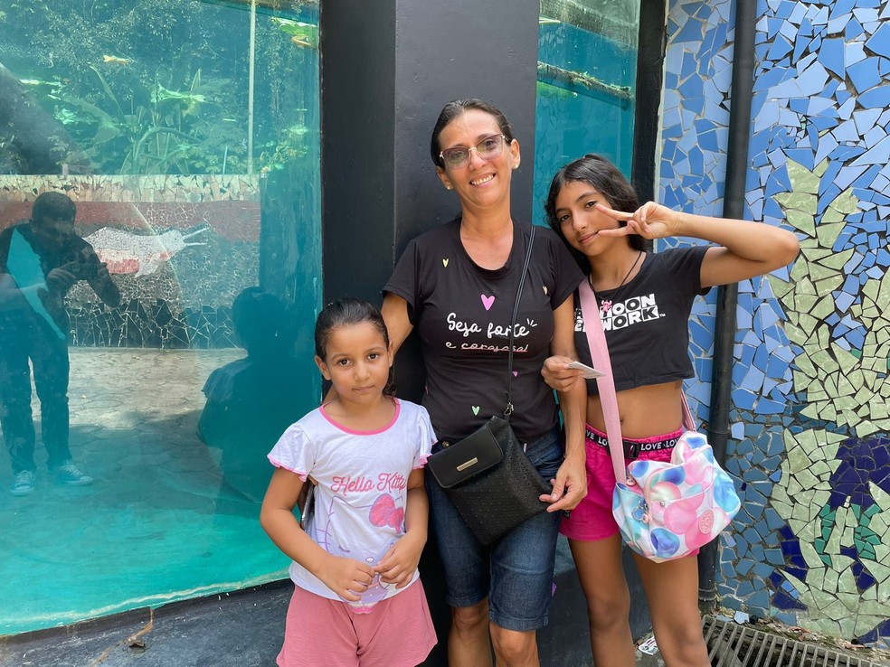 Dona de casa e filhas se encantaram com Boo. — Foto: Matheus Castro/g1