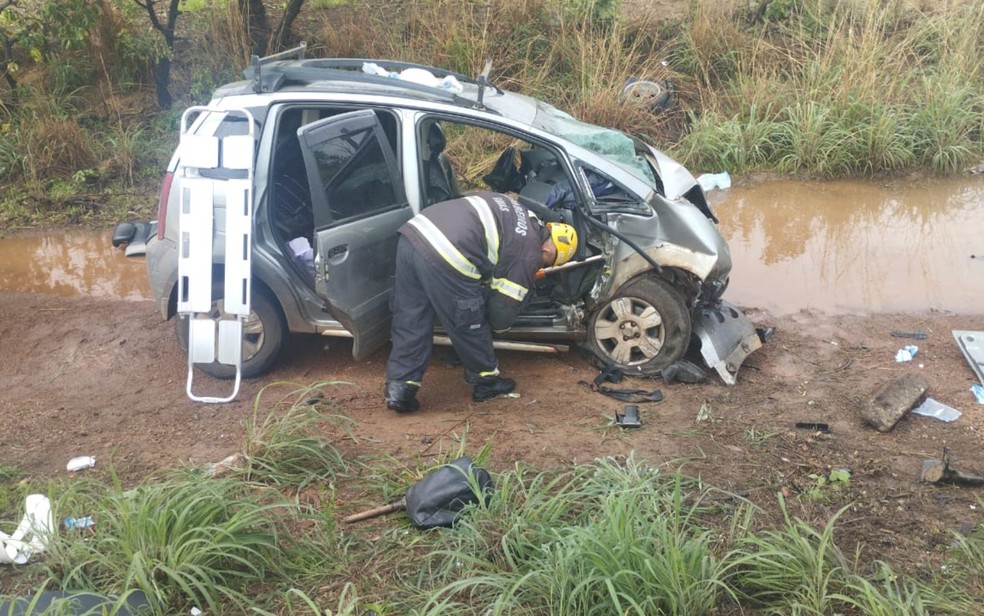 Carro fica destruído após acidente na GO-319, em Caldas Novas — Foto: Divulgação/Corpo de Bombeiros