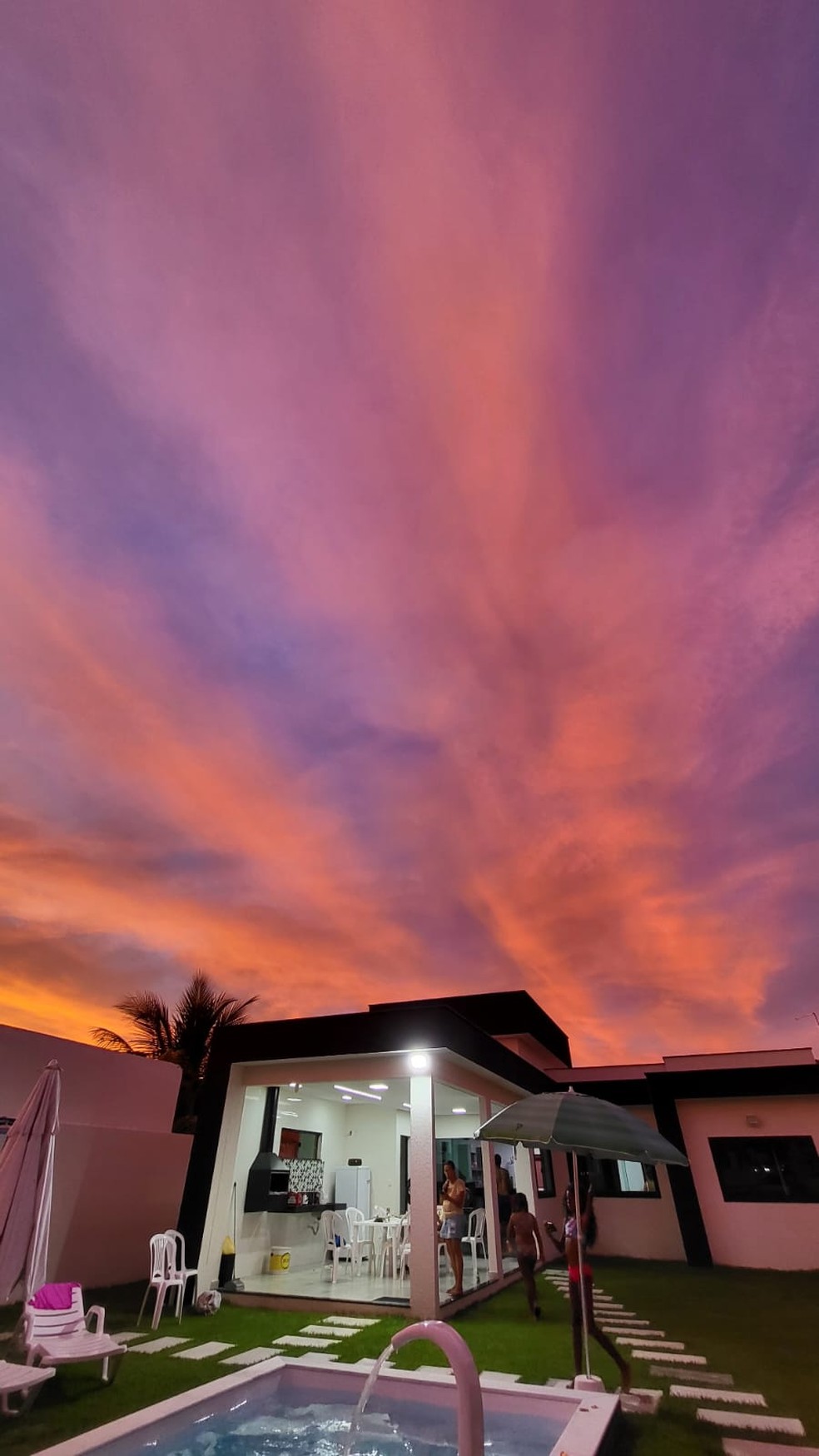 Céu em tons rosa e laranja no litoral da Bahia — Foto: Carolina Lima