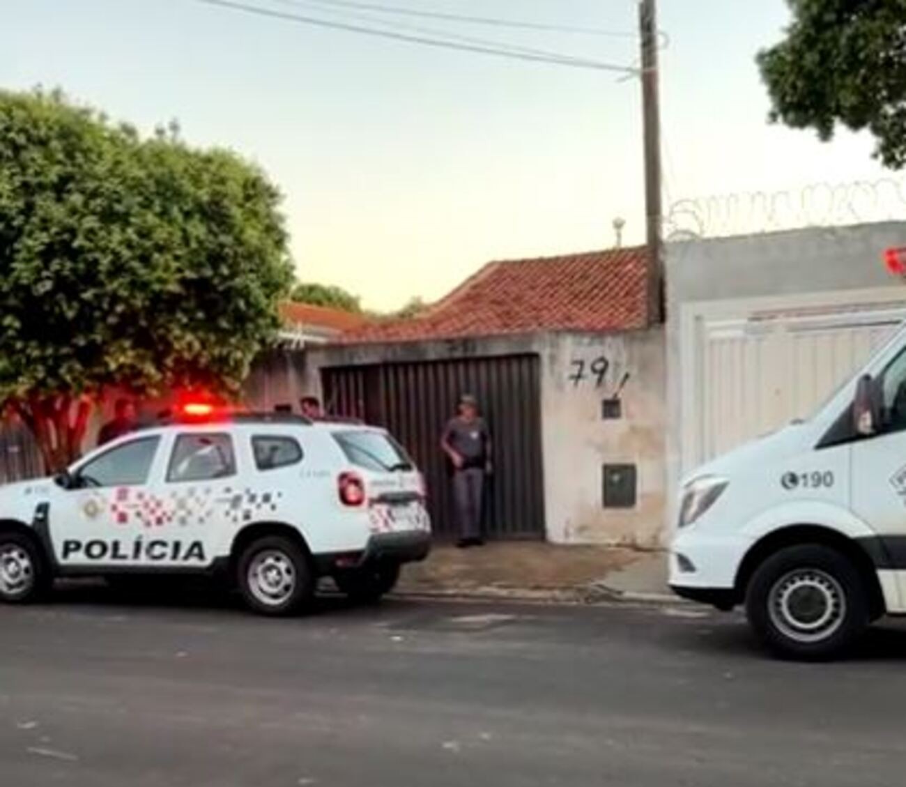 Mulher é assassinada a facadas pelo companheiro no interior de SP; homem fugiu