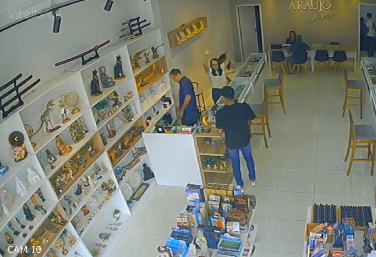 Bando de cinco criminosos assalta joalheria em Castanhal