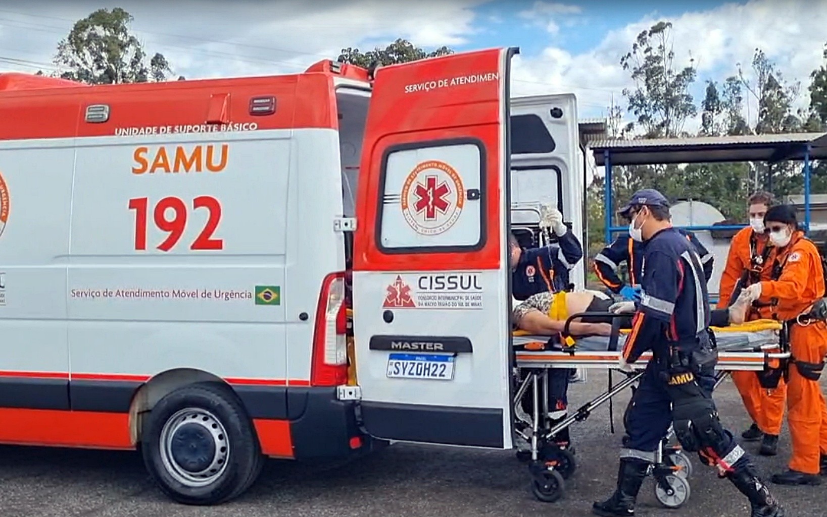 Idosa sofre queda de 15 metros em ribanceira durante trilha em Ibiraci, MG