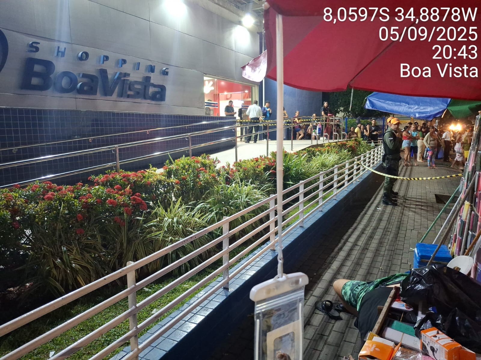 Comerciante é morto a tiros na calçada de shopping no Centro do Recife