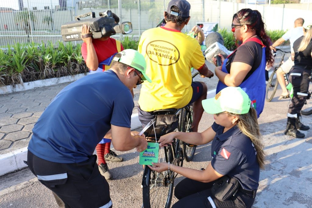 Ciclistas que circulam pela Pedro Álvares Cabral, em Belém, recebem orientação