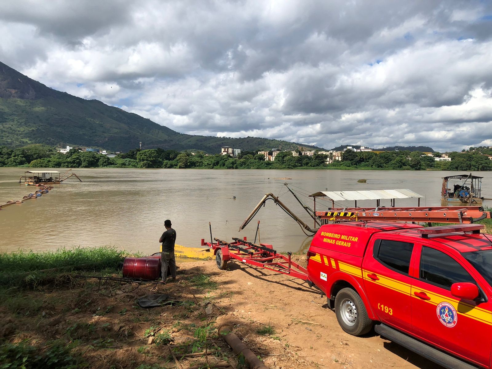 Barco é encontrado vazio no rio Doce e bombeiros buscam por trabalhador em Governador Valadares