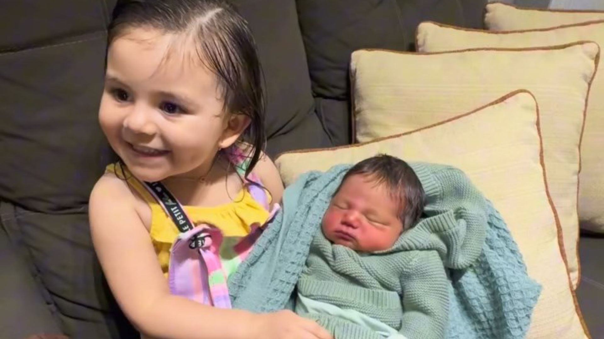 'Mamãe comprou': menina de 2 anos viraliza ao conhecer irmão recém-nascido pela 1ª vez no ES; veja VÍDEO