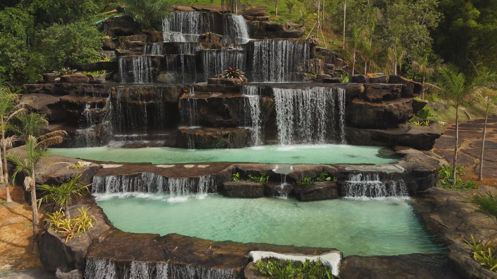 
Cachoeira sustentável: como pneus e garrafas viraram uma cascata de 25 metros