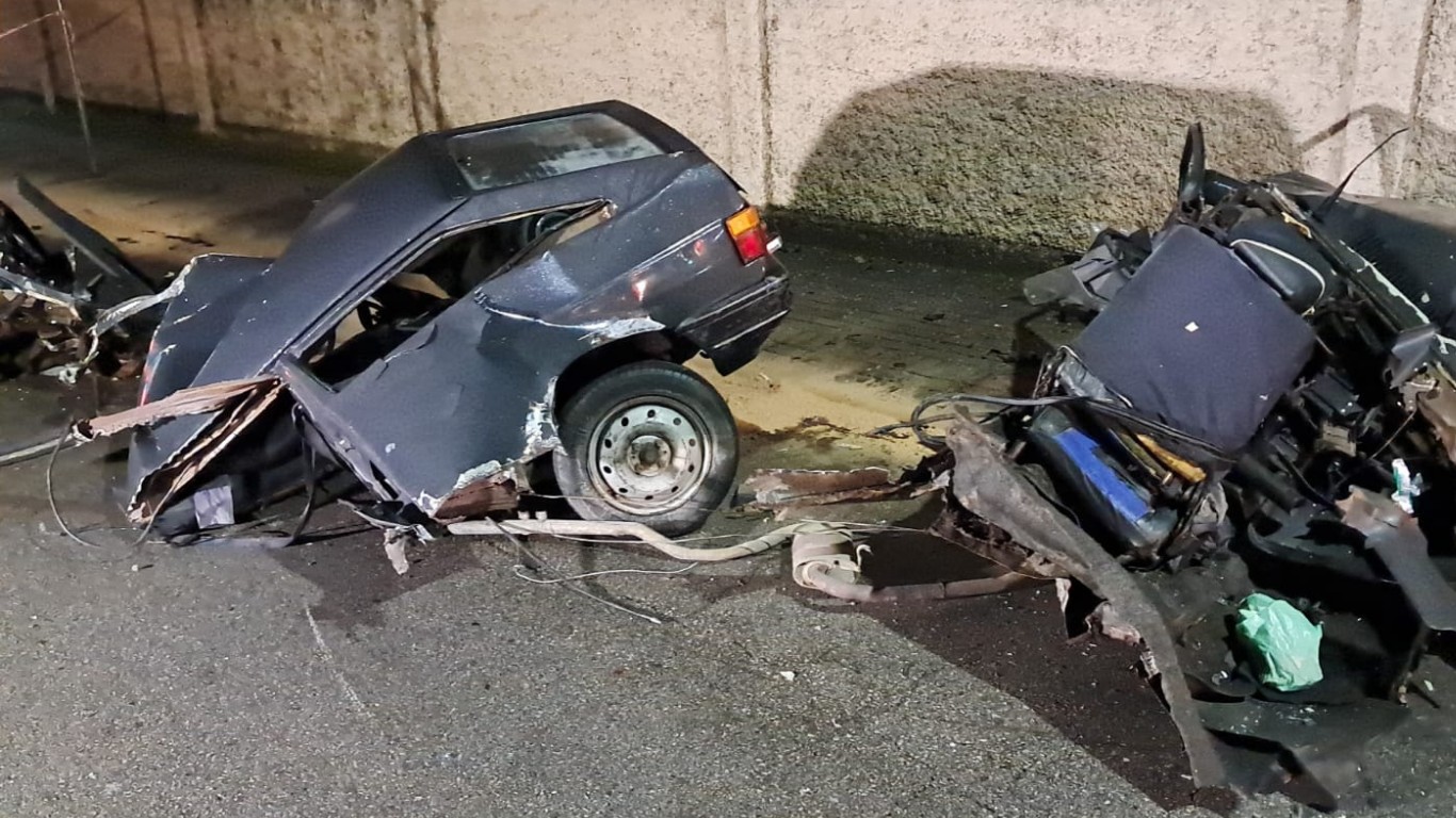 Carro parte ao meio após batida em poste em SC; homem morre e dois ficam feridos