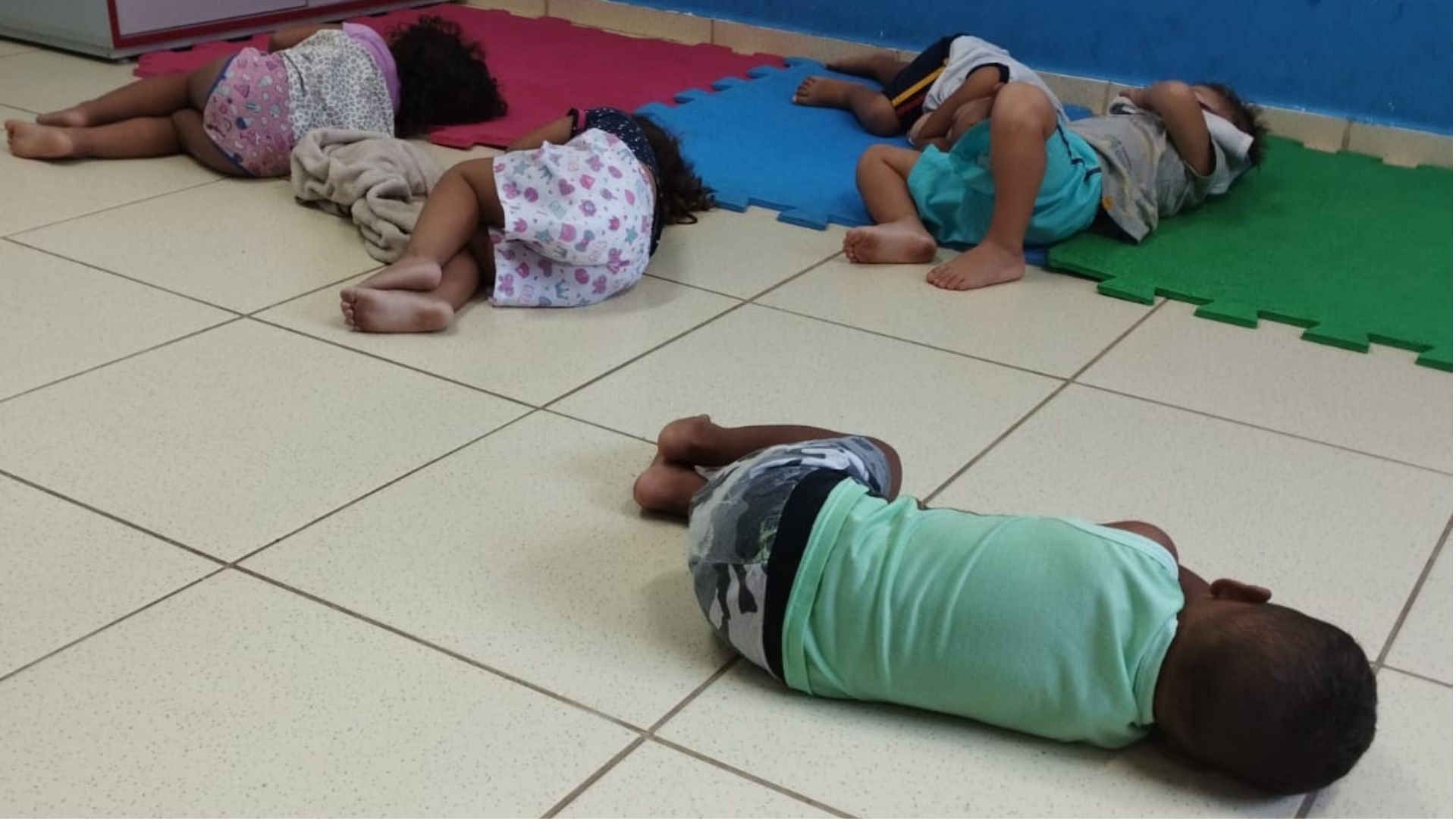 Mães relatam preocupação após denúncia de crianças dormindo no chão de creche: 