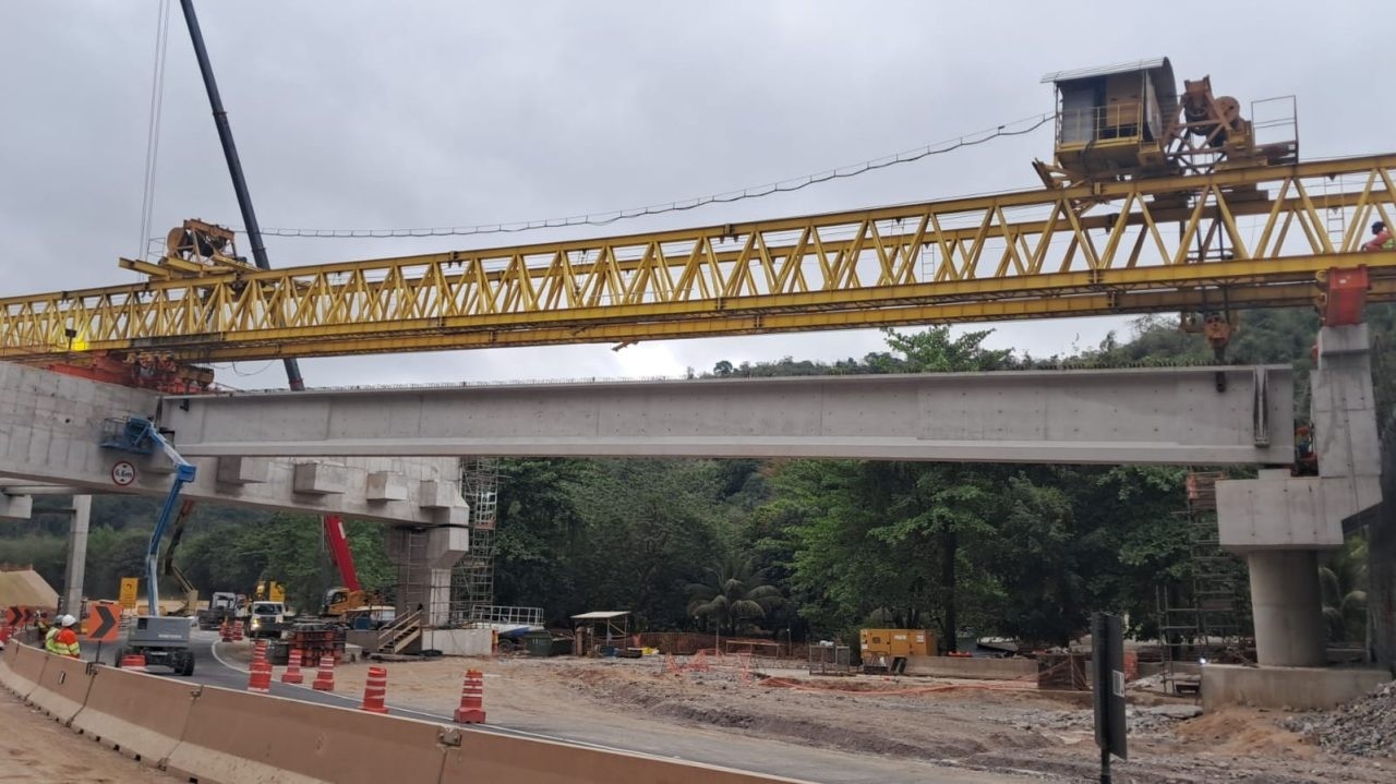 Pista de subida da Serra das Araras será interditada para instalação de vigas nesta quinta-feira