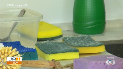 Bióloga alerta para o acúmulo de bactérias em buchas e esponjas