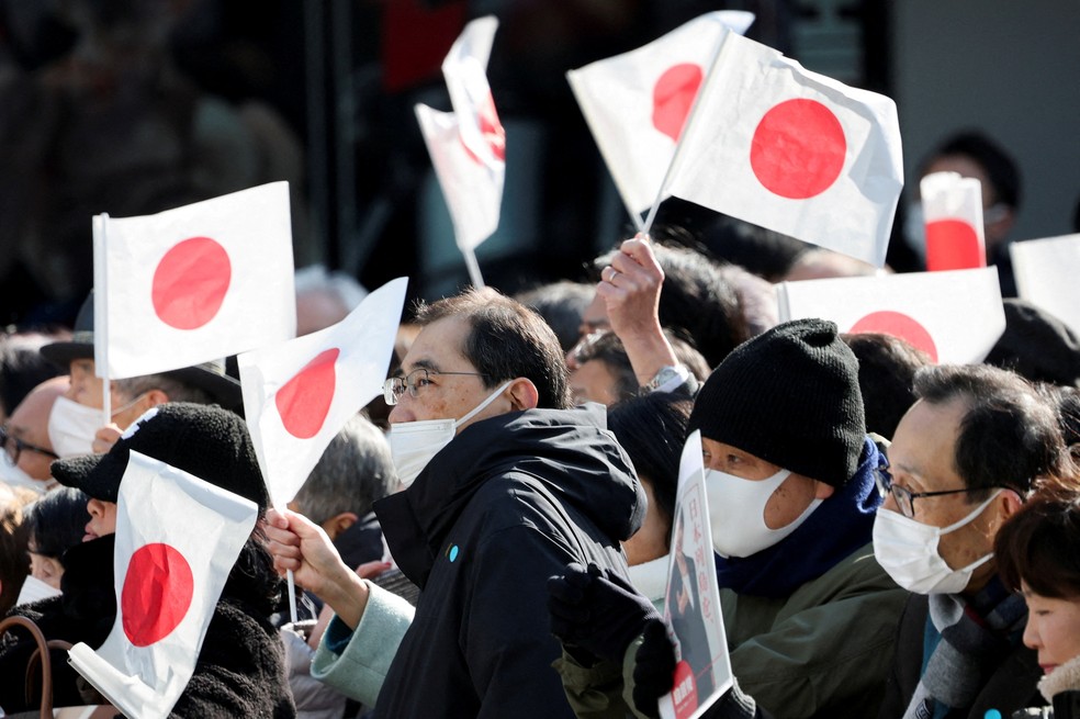 Apoiadores agitam bandeiras nacionais japonesasem um evento de campanha eleitoral no primeiro dia de campanha para a eleição antecipada de 8 de fevereiro, em Tóquio, Japão, 27 de janeiro de 2026 — Foto: Kim Kyung-Hoon