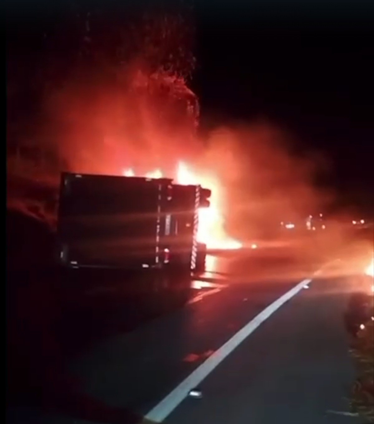 Carreta tomba, pega fogo e homem fica ferido em acidente na RJ-186, em Santo Antônio de Pádua