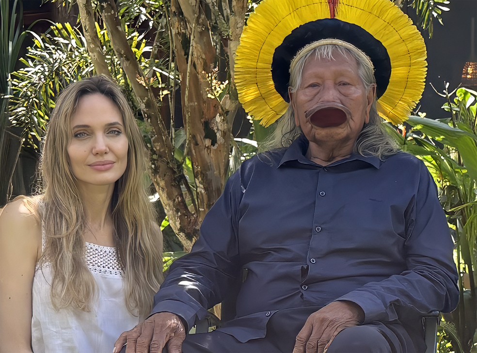 A atriz Angelina Jolie e o cacique Raoni — Foto: Mauricio Dias