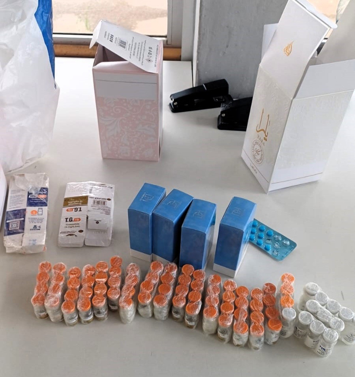 Mais de 80 ampolas de tirzepatida trazidas do Paraguai são achadas em perfumes na BR‑280; três são detidos