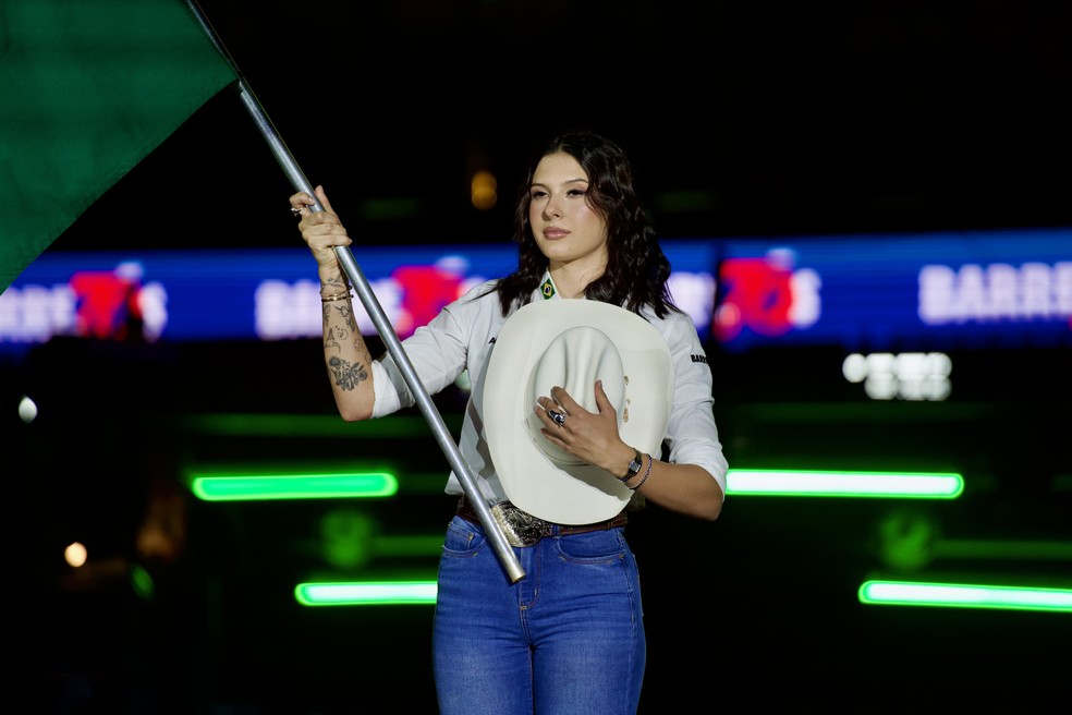 Ana Castela carrega bandeira do Brasil na abertura do rodeio em Barretos — Foto: Ricardo Nasi/g1
