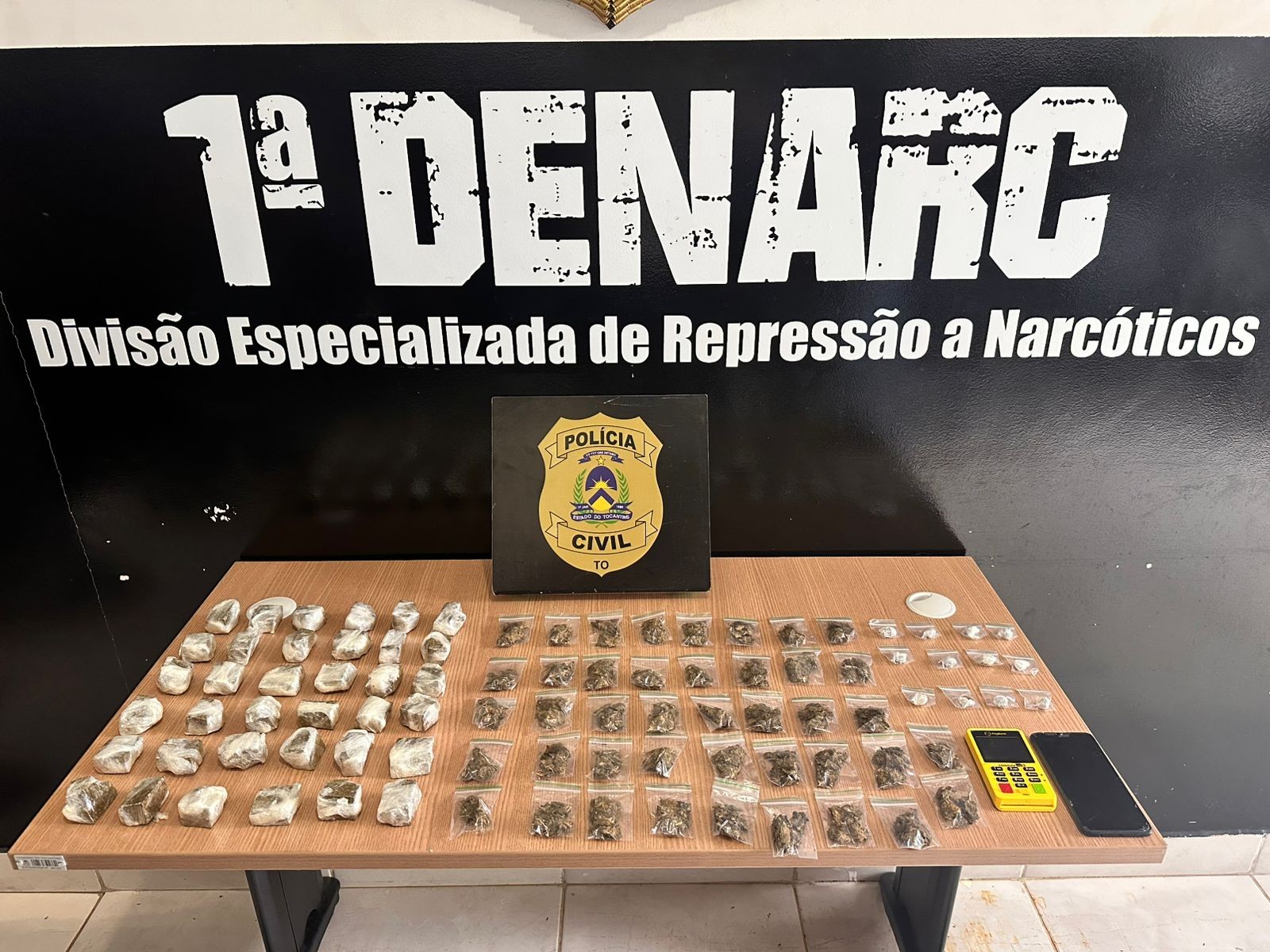 Motorista é preso por suspeita de fazer delivery de drogas e oferecer variedades de maconha