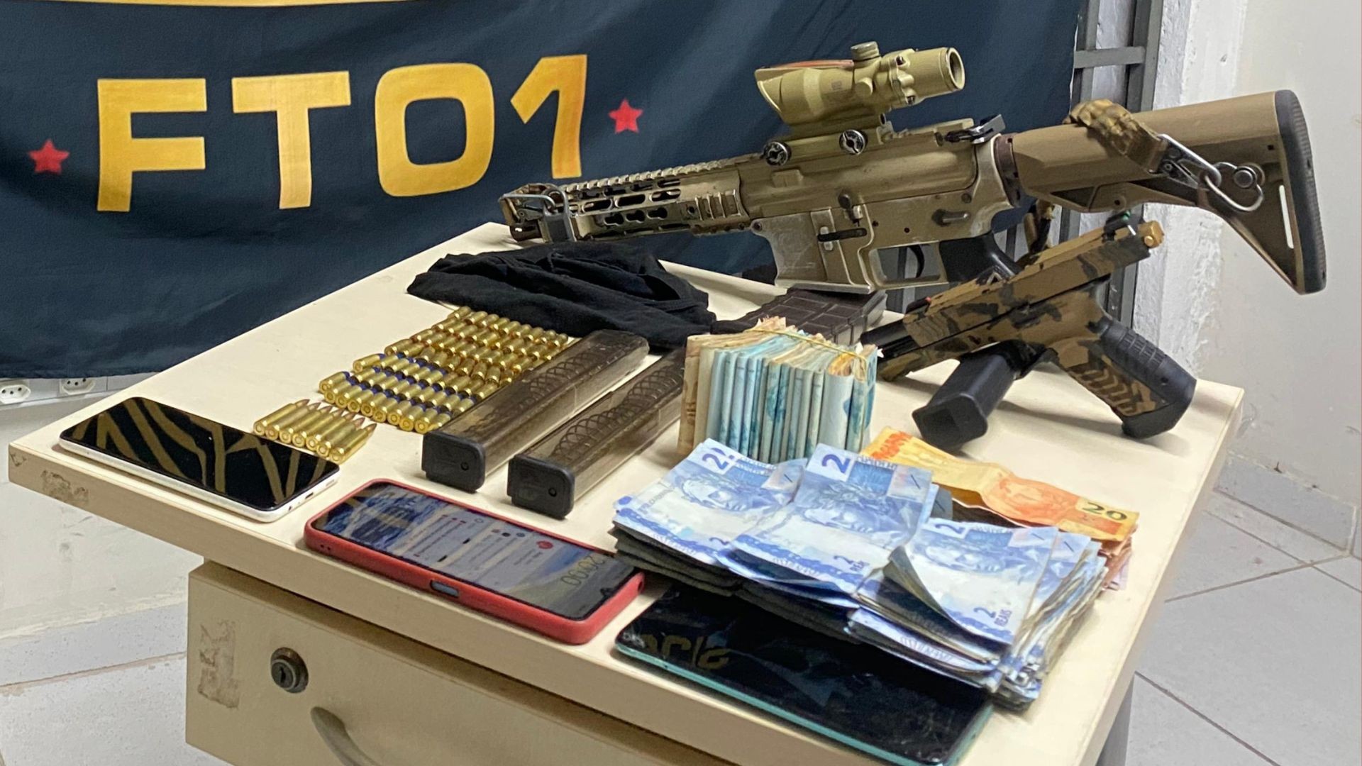 Mãe e filho são detidos com fuzil e mais de R$ 19 mil em Vitória