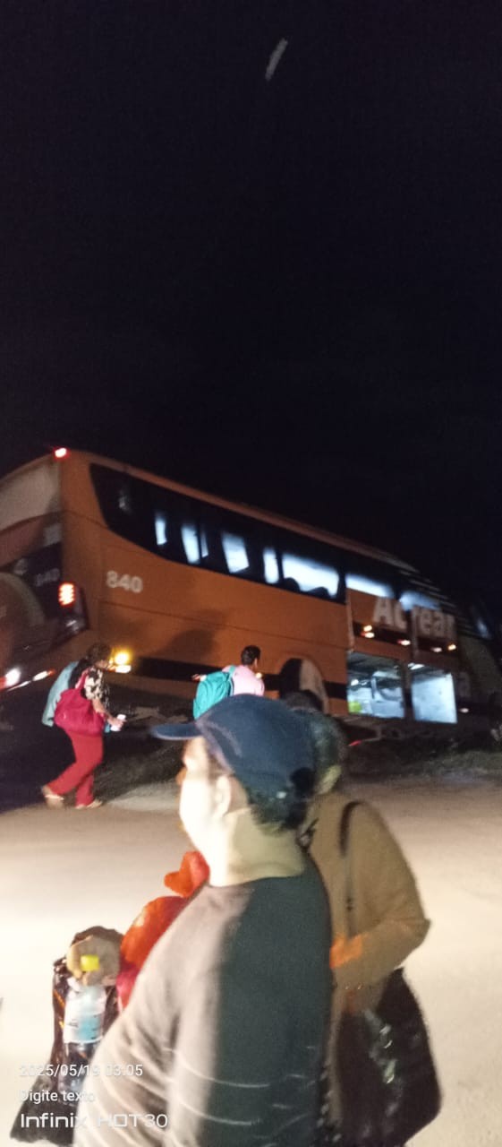 VÍDEO: Ônibus sai de estrada no interior do Acre e quase cai em ribanceira: 'Todo mundo apavorado'