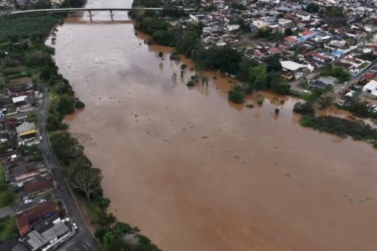 Homem é arrastado por 8 km após barco naufragar durante temporal em SP