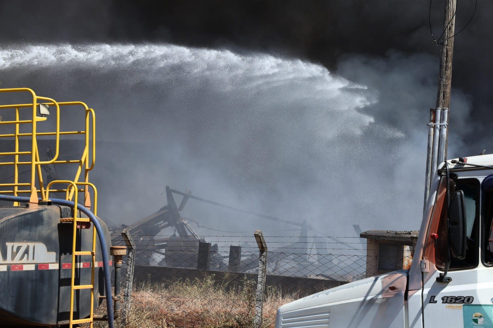 Incêndio atinge Polo Agroindustrial de Senador Canedo, e área é isolada