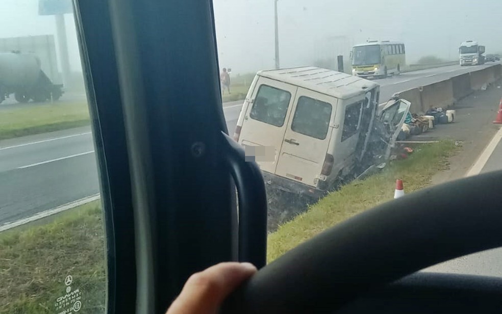 Motorista de van perde controle, bate em canteiro central e deixa 12 pessoas feridas na Fernão Dias, em Estiva, MG — Foto: Reprodução Redes Sociais