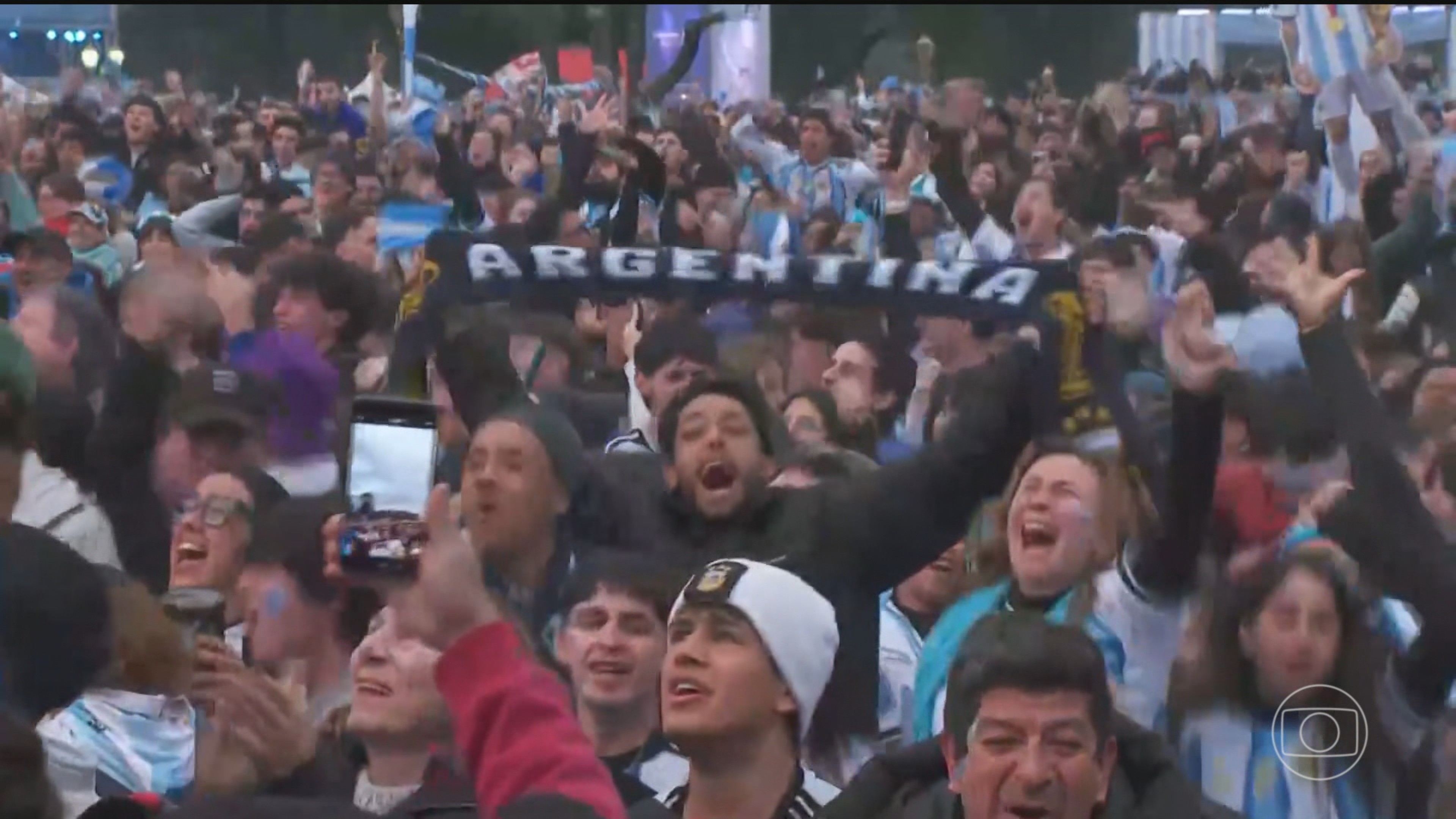 Em ponto de encontro em Buenos Aires, mais de 35 mil pessoas comemoram classificação da Argentina para a final da Copa