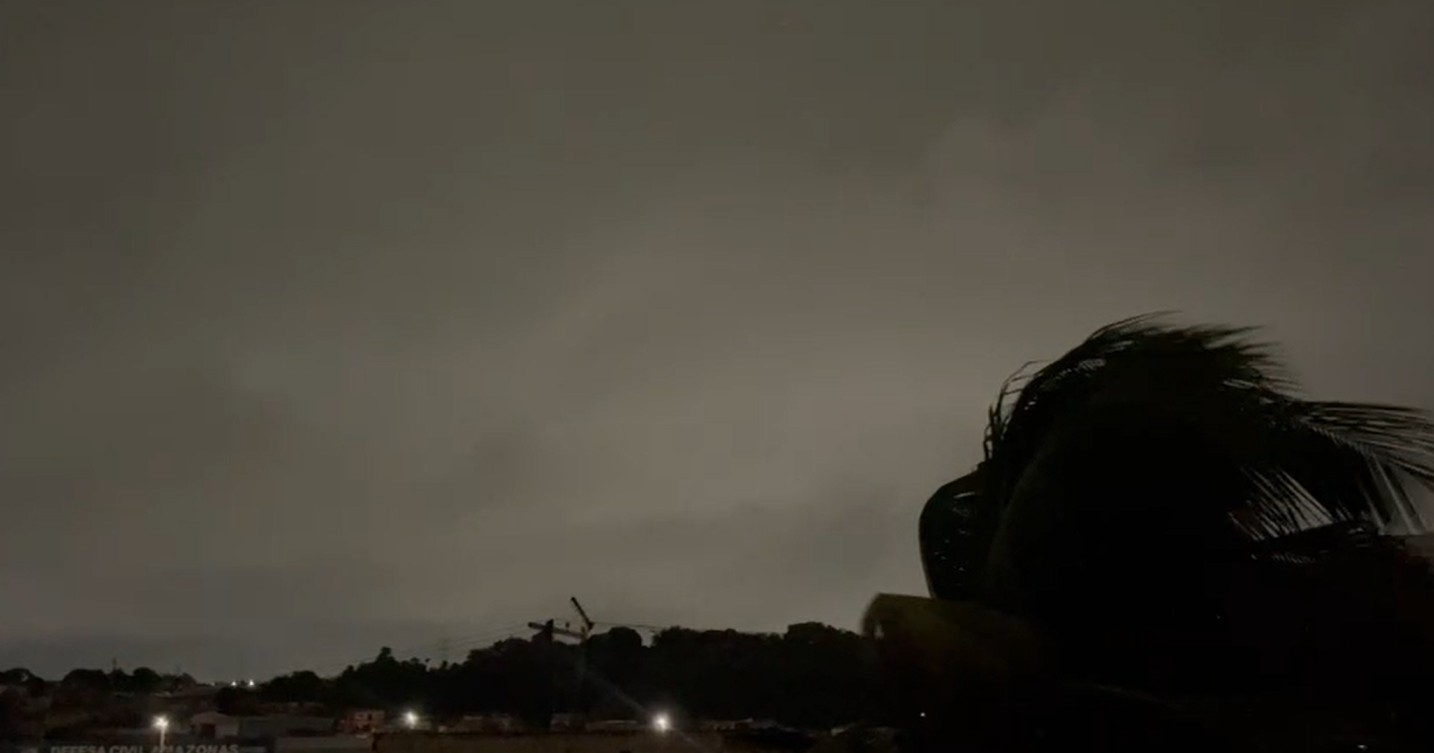 Defesa Civil emite alerta durante forte chuva que atinge Manaus neste domingo