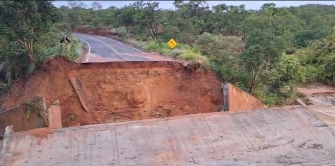 Ponte que liga as cidades de Grão Mogol e Botumirim cai na LMG-655; veja vídeo