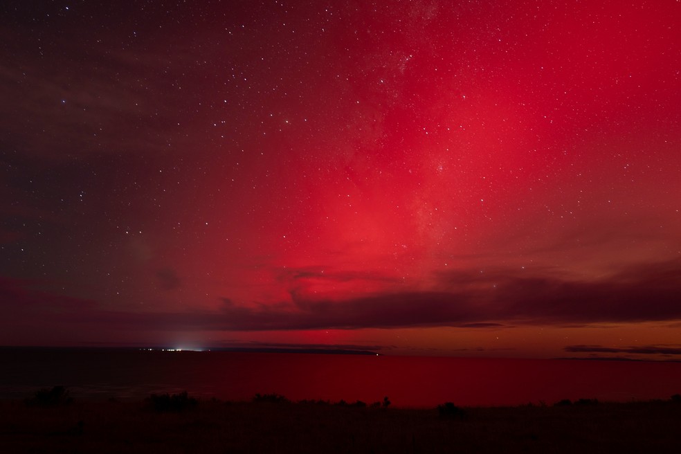 Aurora boreal vista em Punta Carrera, Chile, na noite de sexta-feira , 10 de maio de 2024. — Foto: Joel Estay/Reuters