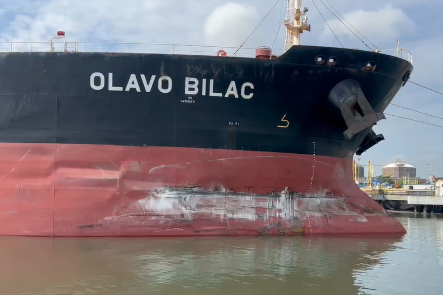 Navio petroleiro bate no Porto de Santos, fere oficial da Marinha e danifica três embarcações; VÍDEO