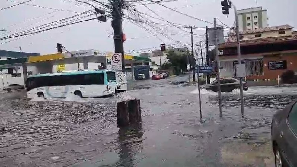 Alagamento no cruzamento da Avenida Expedicionários com a Rua Almirante Rufino, no Bairro Montese, em Fortaleza. — Foto: Reprodução