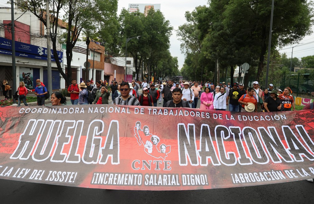 Manifestantes marcham em direção a estádio da Copa no México. — Foto: REUTERS/Luis Cortes