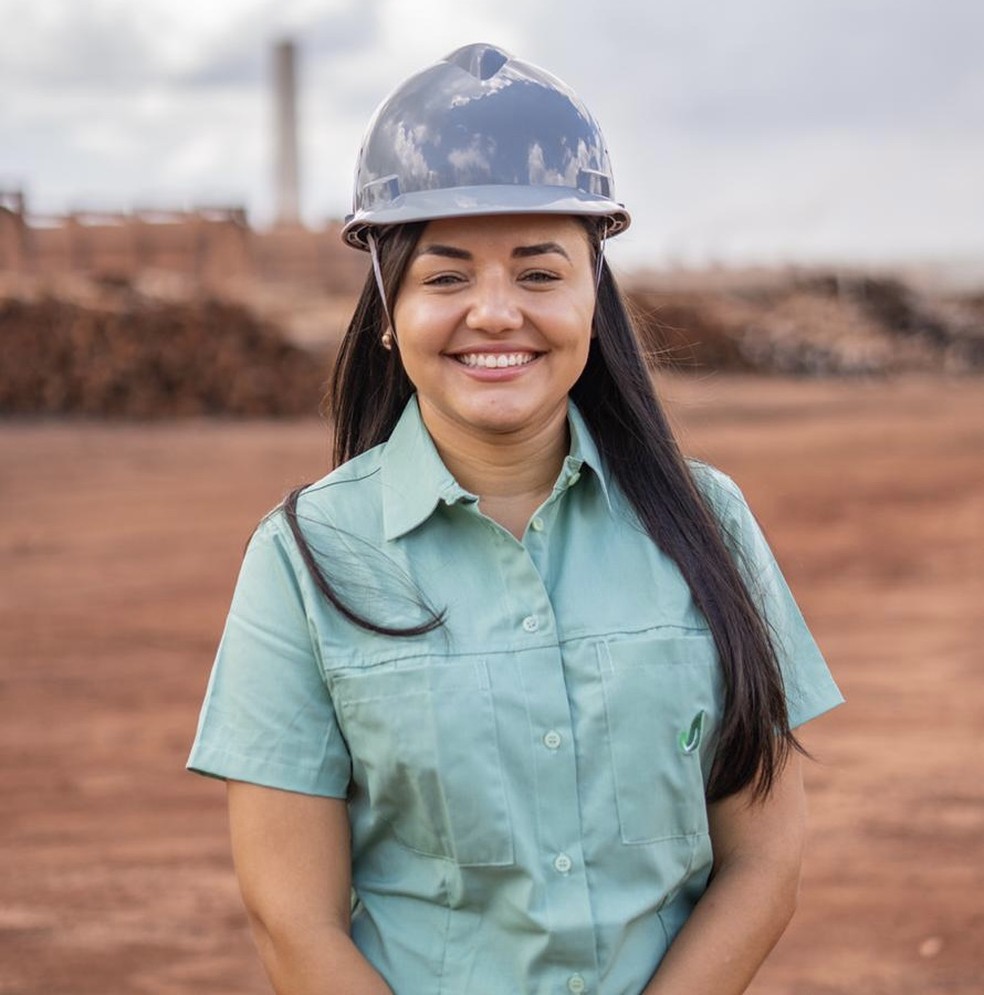 Juliane Costa, engenheira florestal e gerente florestal da Sinobras Florestal, representa a liderança feminina em áreas técnicas e sustentáveis do setor. — Foto: Arquivo Pessoal