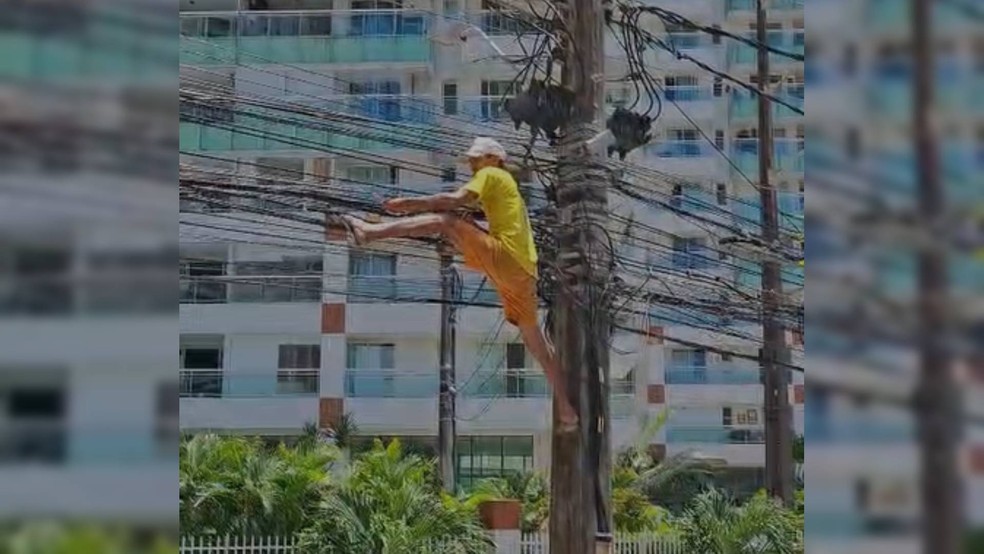 Homem ficou pendurado em poste para furtar fios em Fortaleza — Foto: Reprodução