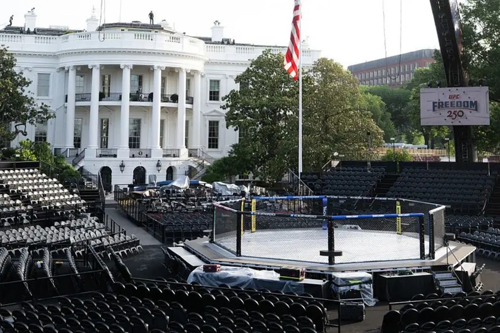  Arena de luta provisória foi montada no jardim da Casa Branca — Foto: AFP via Getty Images