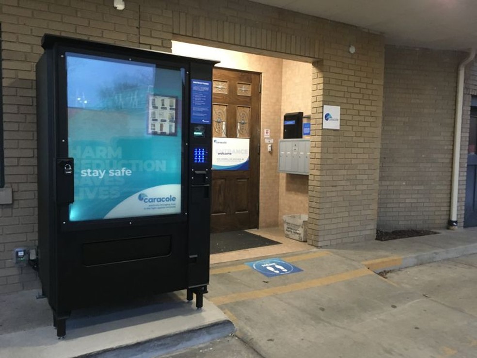 Uma das primeiras m&aacute;quinas a oferecer redu&ccedil;&atilde;o de danos contra opi&oacute;ides nos EUA foi instalada em Cincinnati, Ohio, no in&iacute;cio de 2021 &mdash; Foto: REPRODU&Ccedil;&Atilde;O