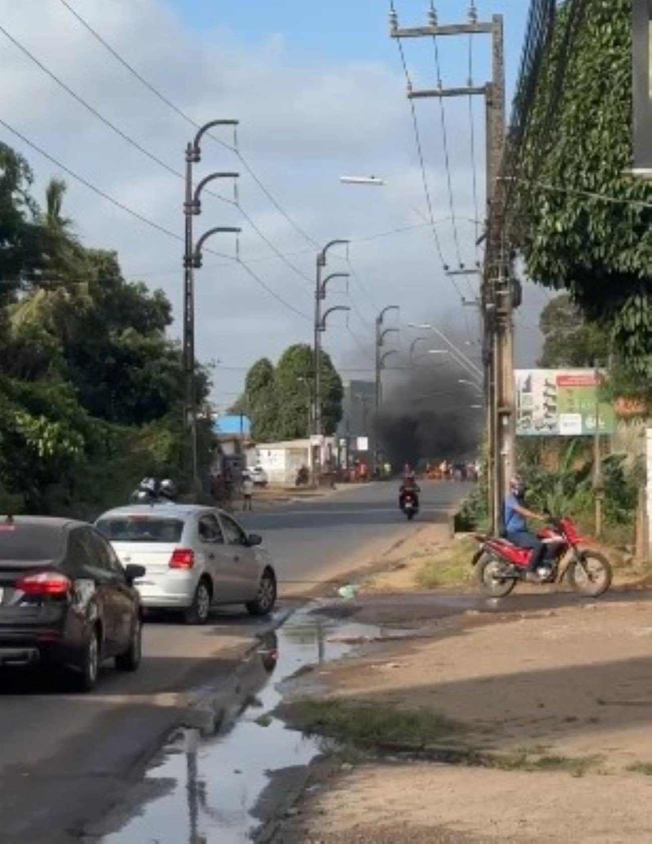 Protesto causa bloqueio e engarrafamento na Estrada da Maioba 