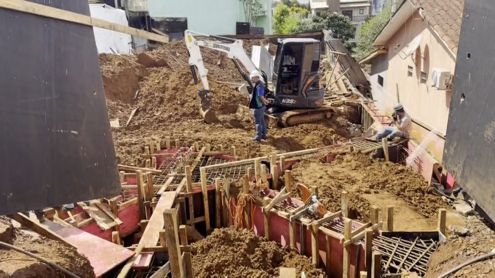 Trabalhadores são resgatados depois de serem soterrados em construção de prédio no Paraná — Foto: RPC