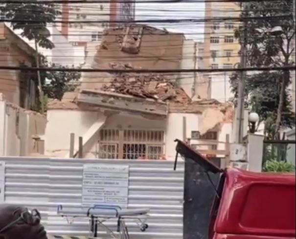 Casa desaba em Niterói e deixa uma pessoa gravemente ferida