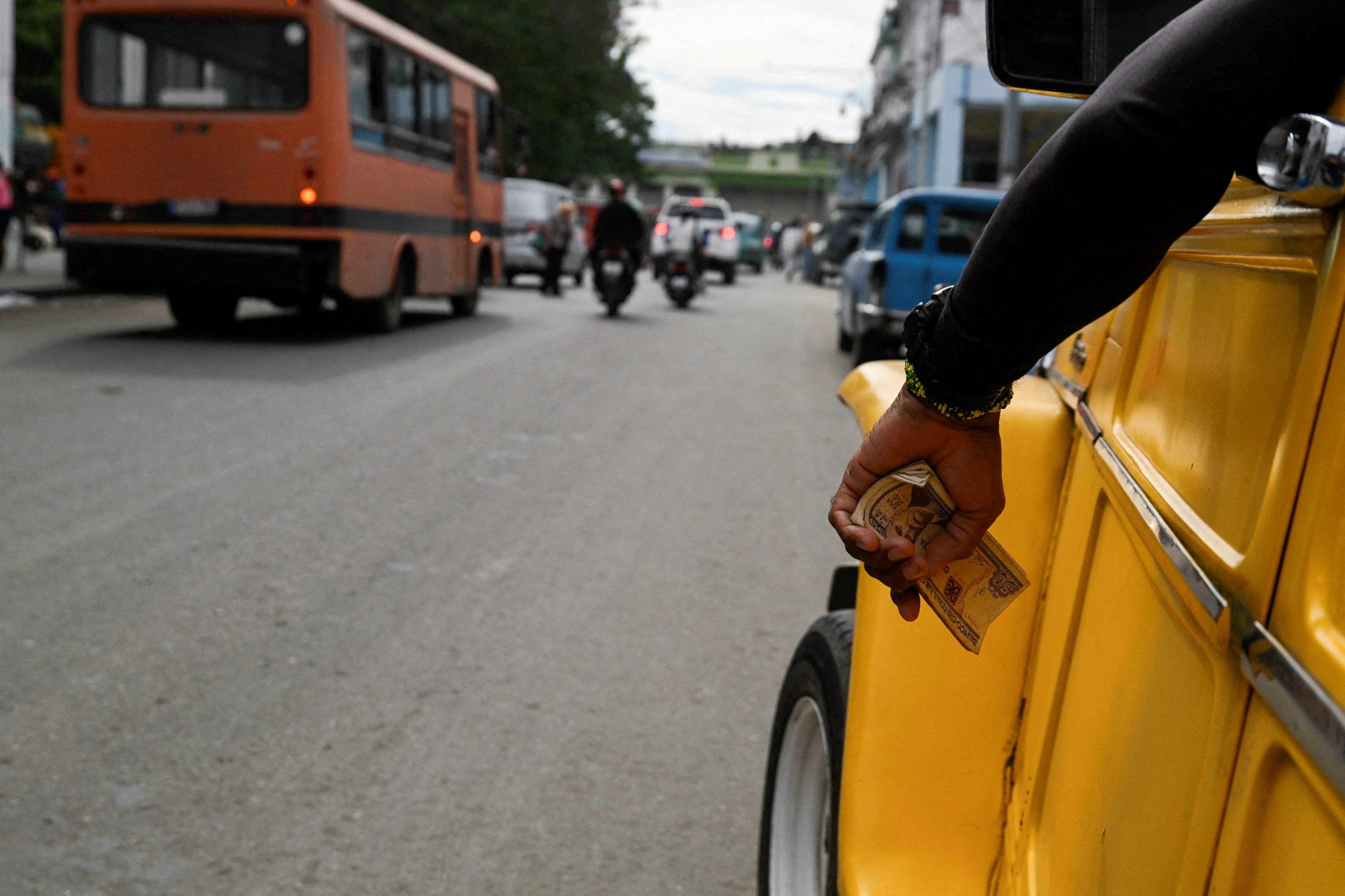 Em crise, Cuba abre economia para capital estrangeiro