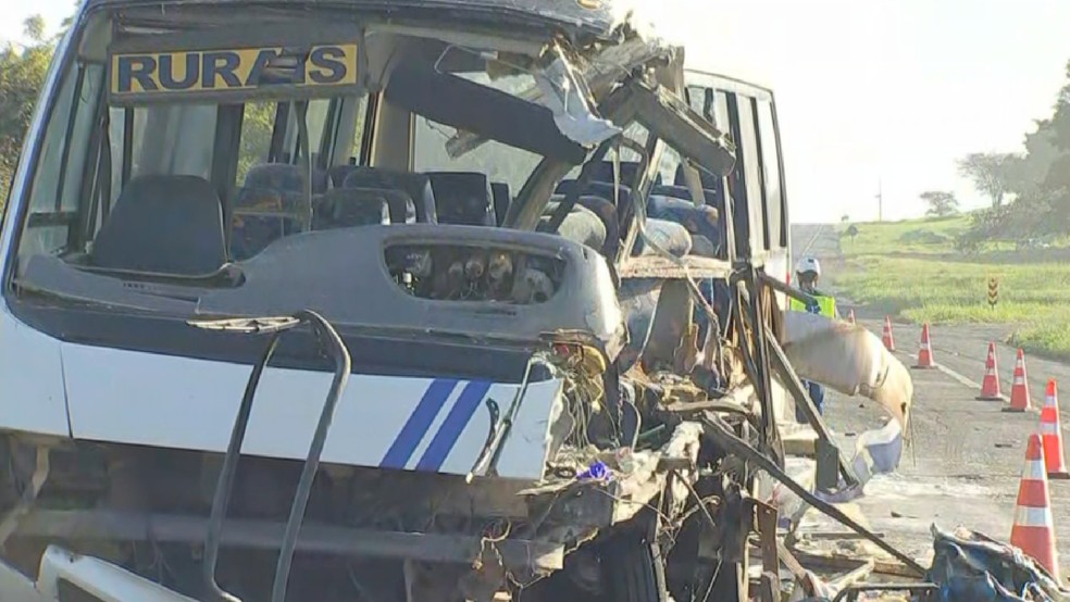 Colisão entre ônibus e caminhão provoca interdição parcial na BR-153 — Foto: TV TEM