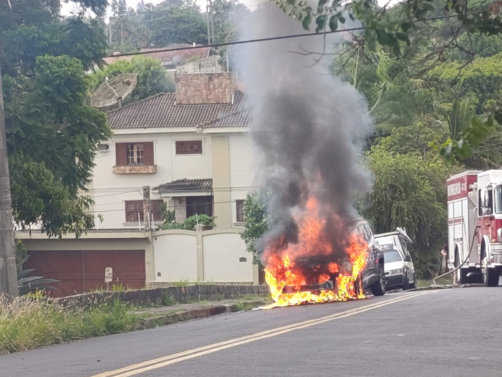 Carro pega fogo em bairro de Piracicaba e bombeiros são acionados
