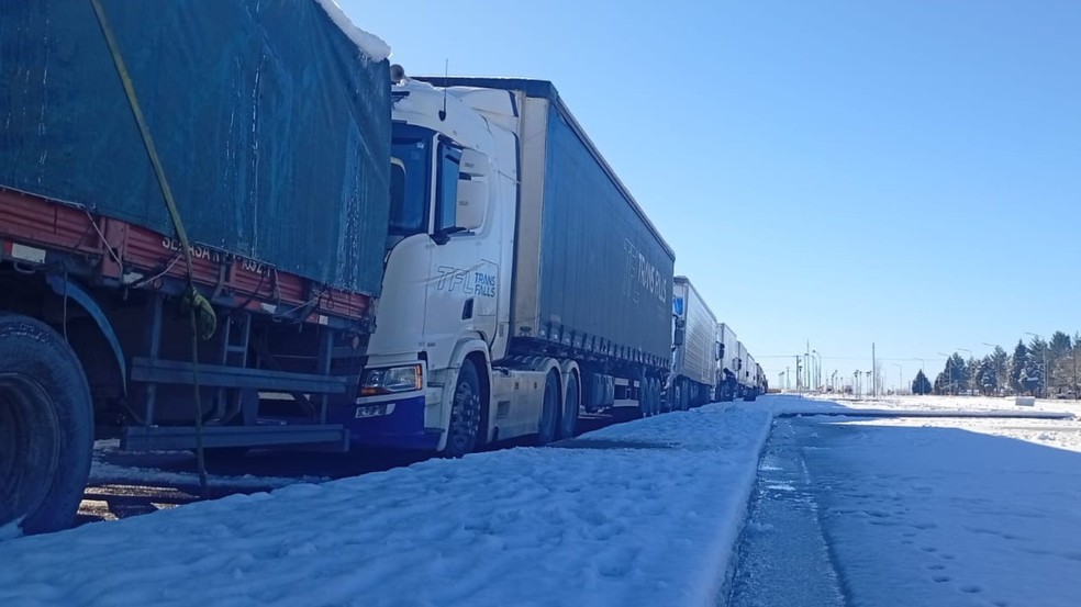 Caminhoneiros estão presos na fronteira entre Chile e Argentina — Foto: Marcos Andrade da Costa