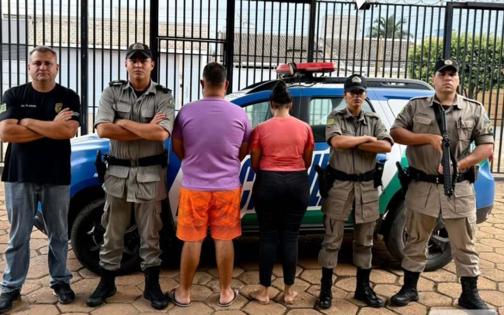 Mãe e padrasto são presos suspeitos de torturar e queimar com isqueiro menina de 4 anos