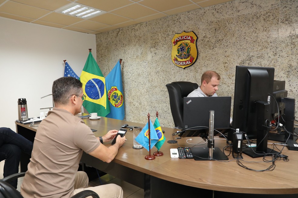David Almeida faz denúncia de áudio criminoso na sede da PF em Manaus — Foto: Semcom